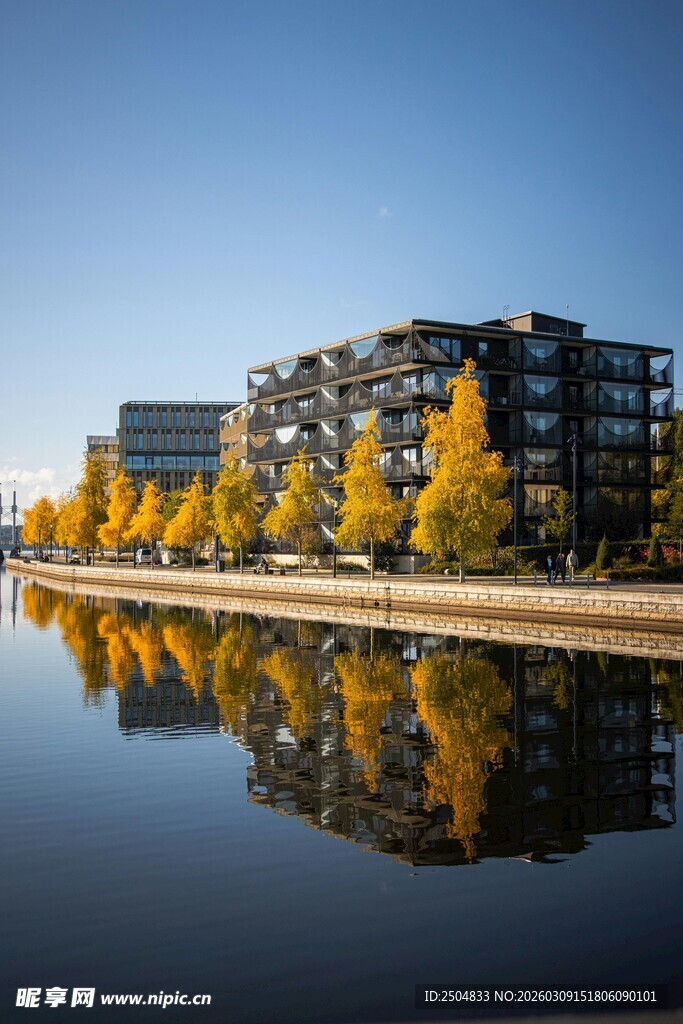 秋日河畔现代建筑倒影