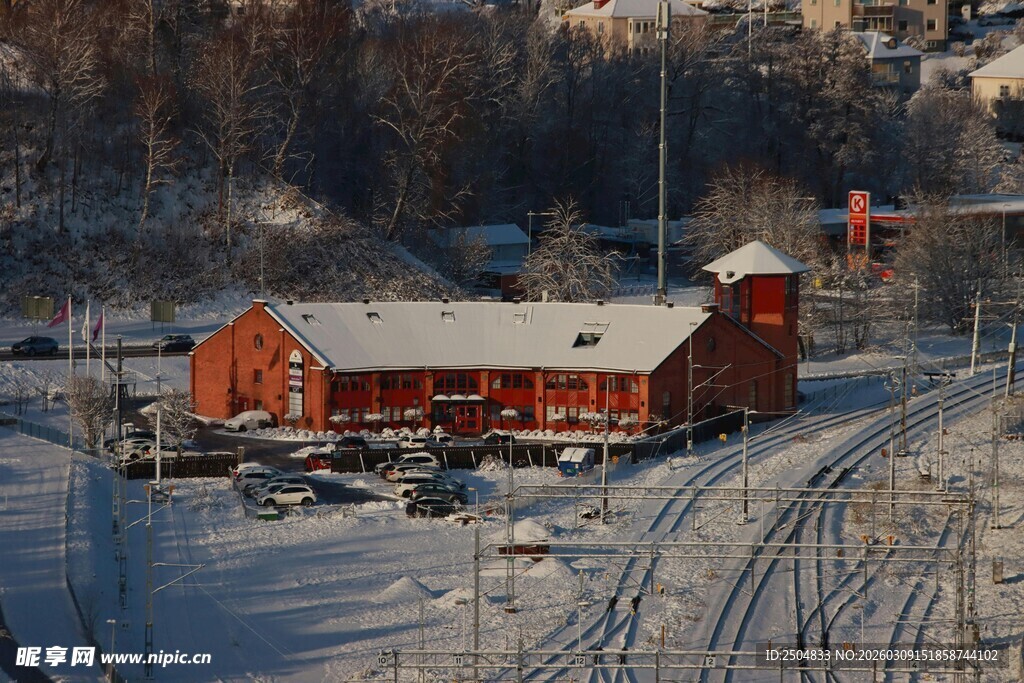 冬日雪景中的铁路红建筑