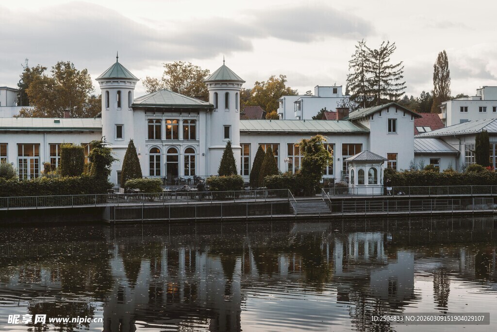 湖畔白色建筑的静谧景致