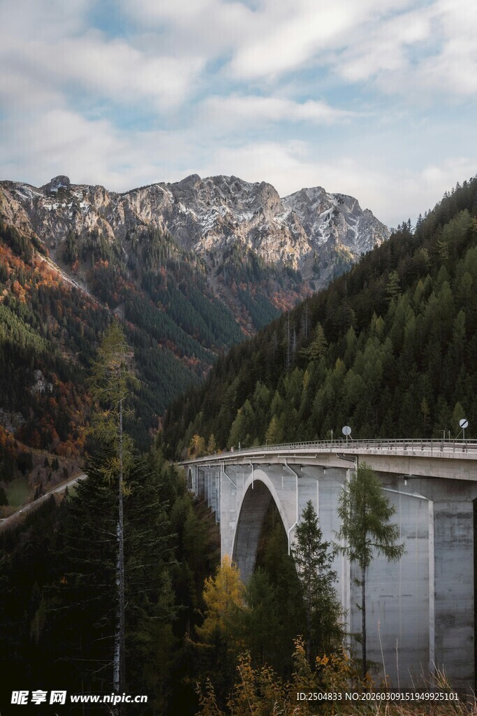山间高架桥之壮美风景