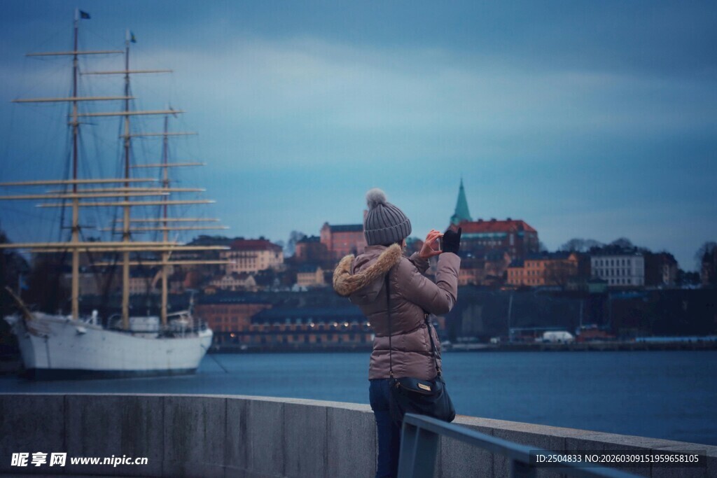 海边男子吹号 背景有帆船