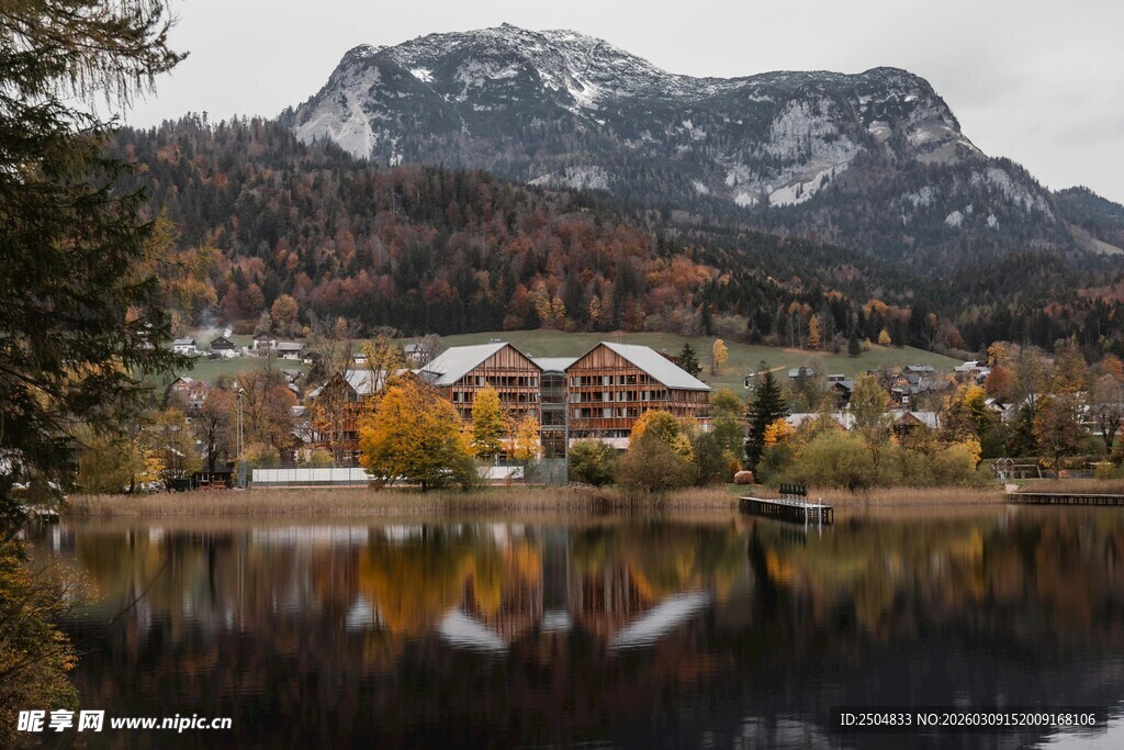 湖畔 居 秋景如画