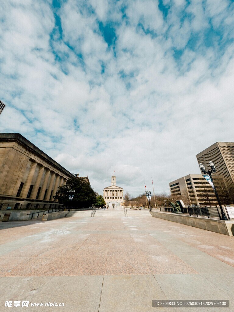 空旷街道与蓝天白云景观