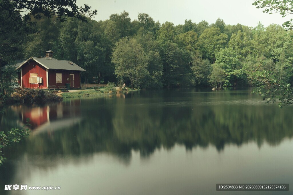 湖畔红屋 静谧自然之景