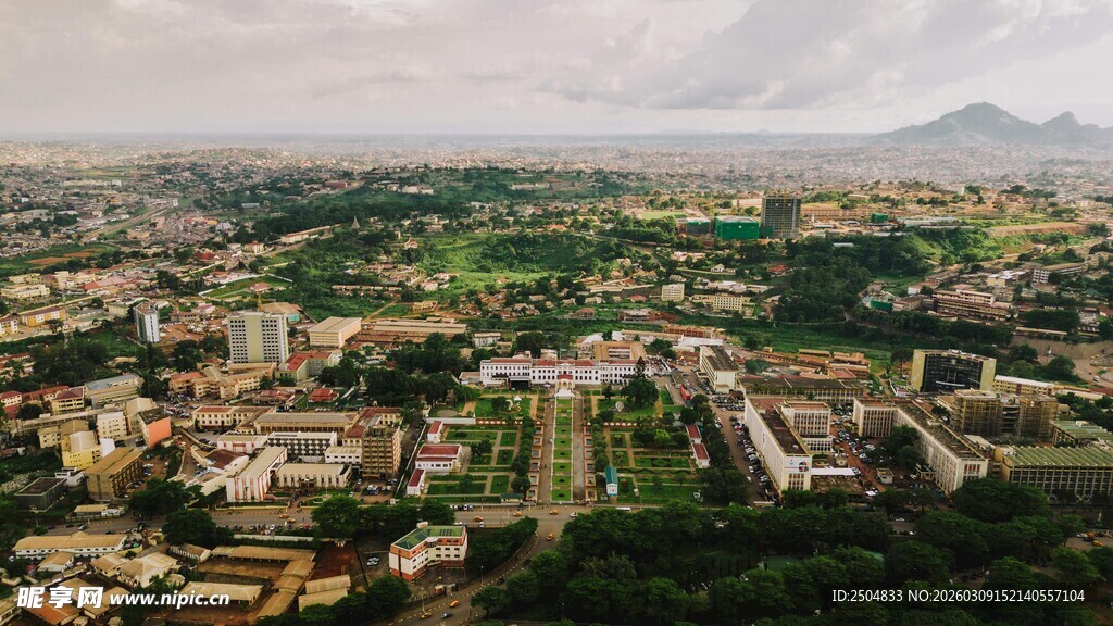 俯瞰城市景观与绿地