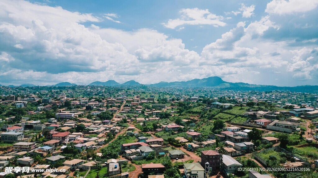 俯瞰多彩城镇与远山美景