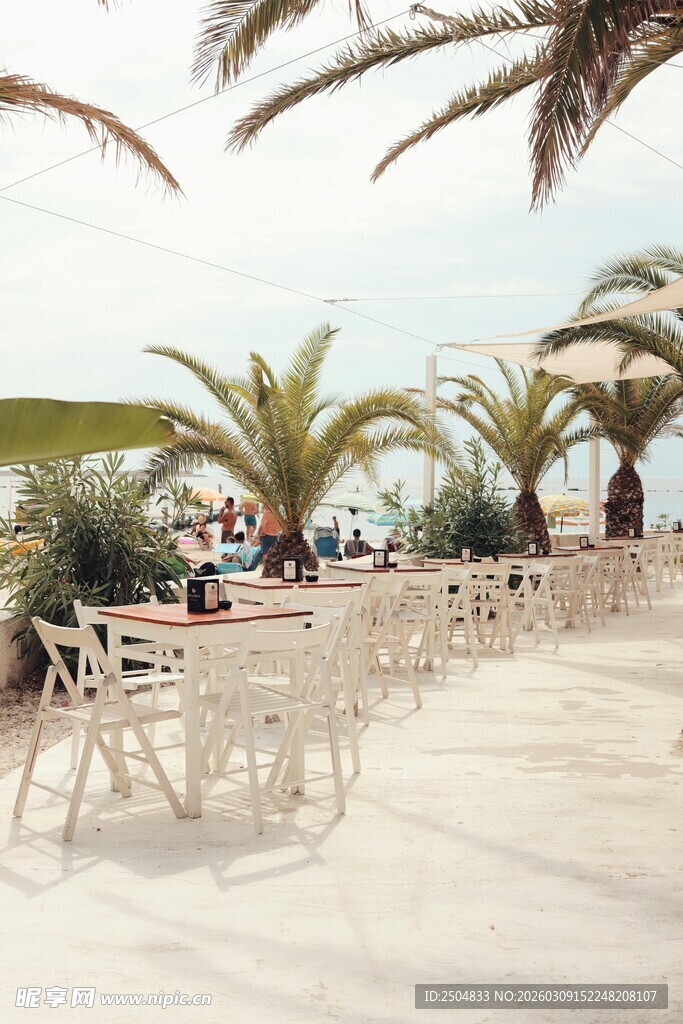 沙滩上的休闲桌椅与棕榈树