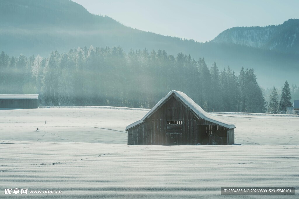 雪野中的孤独小屋