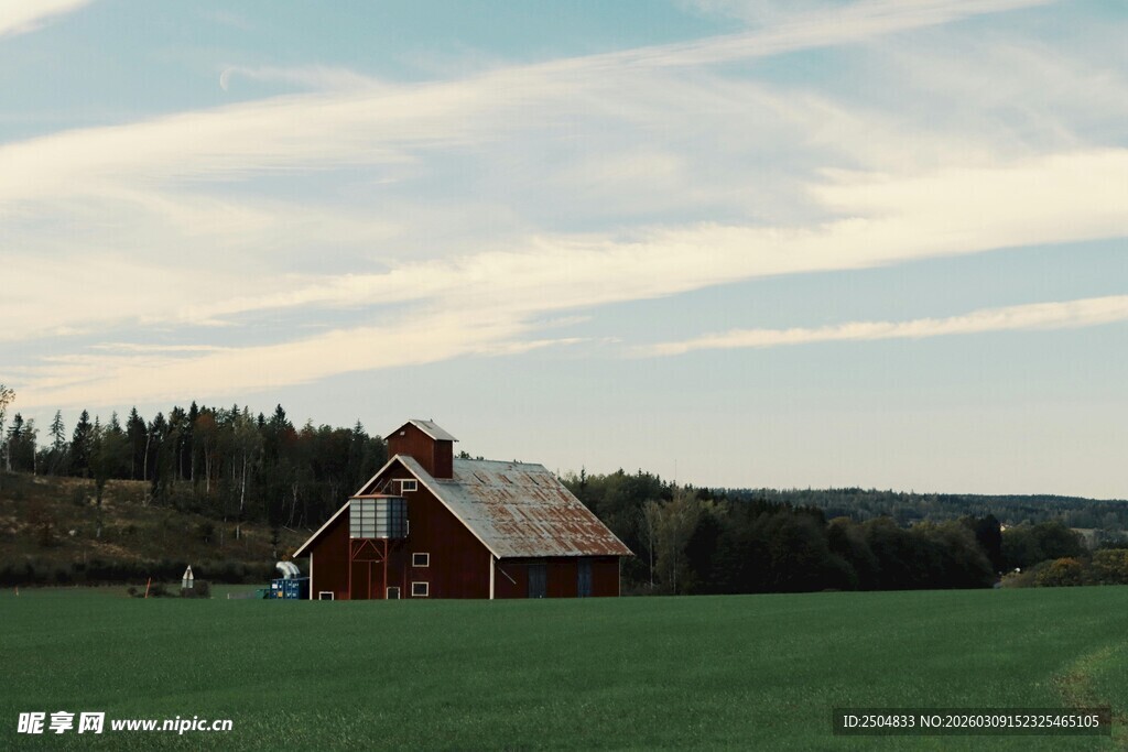 田园中的红顶小屋