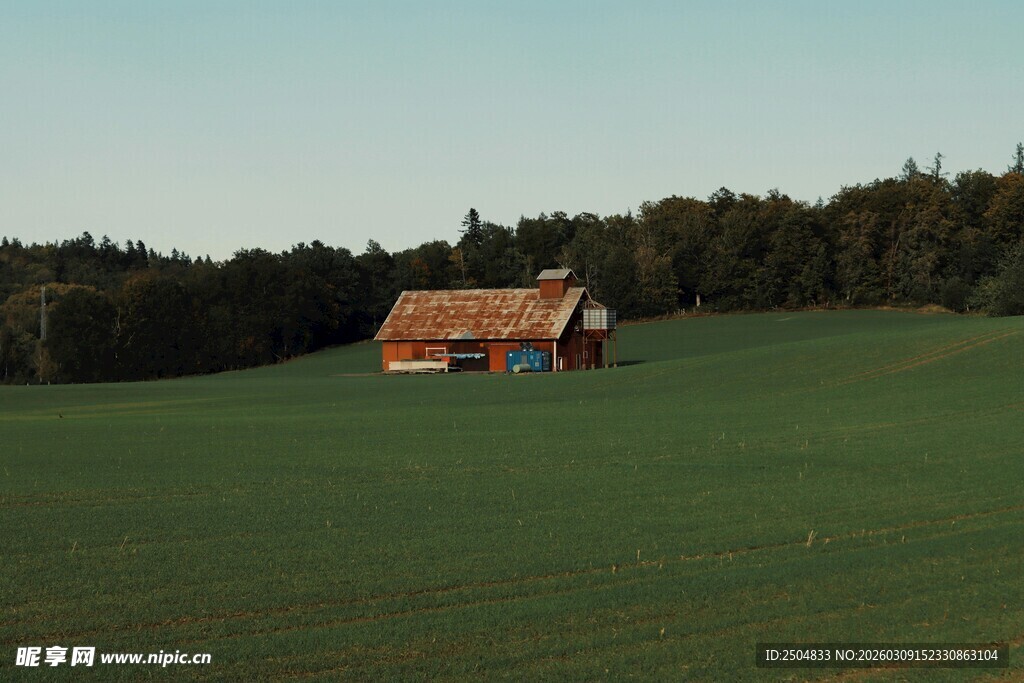 草原上的古朴小屋