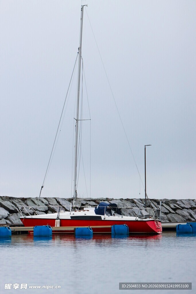 码头停泊的多彩帆船