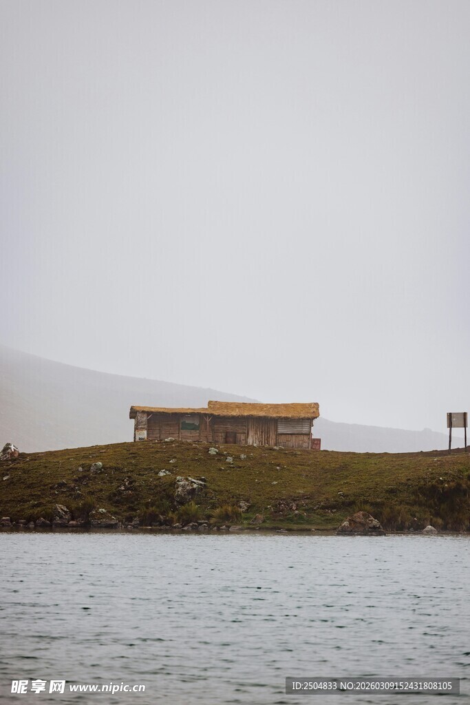 湖畔小屋 雾中静谧景致