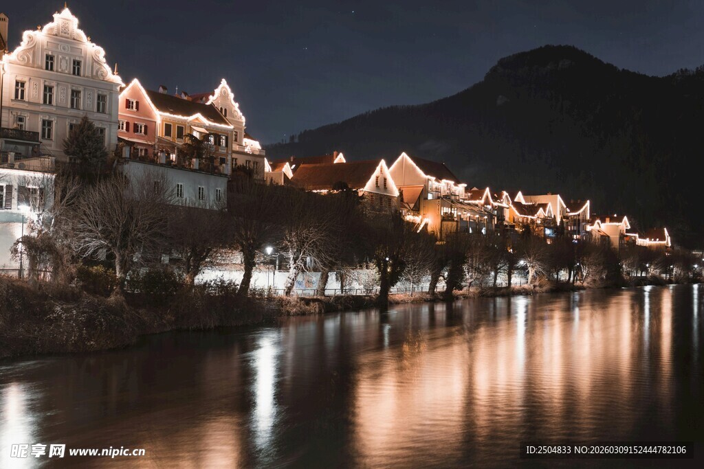 湖畔夜景 灯火璀璨的建筑