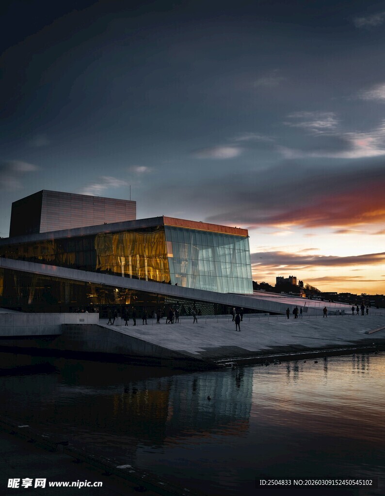 黄昏下的现代滨水建筑