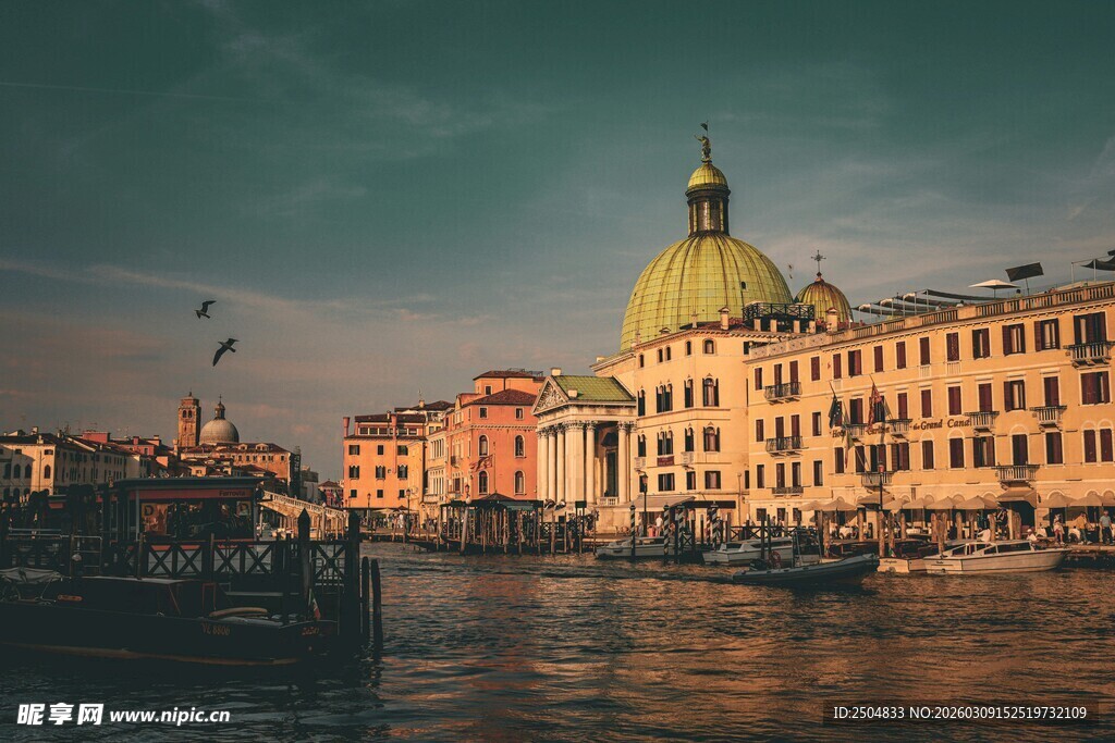 威尼斯河畔的古典建筑风光