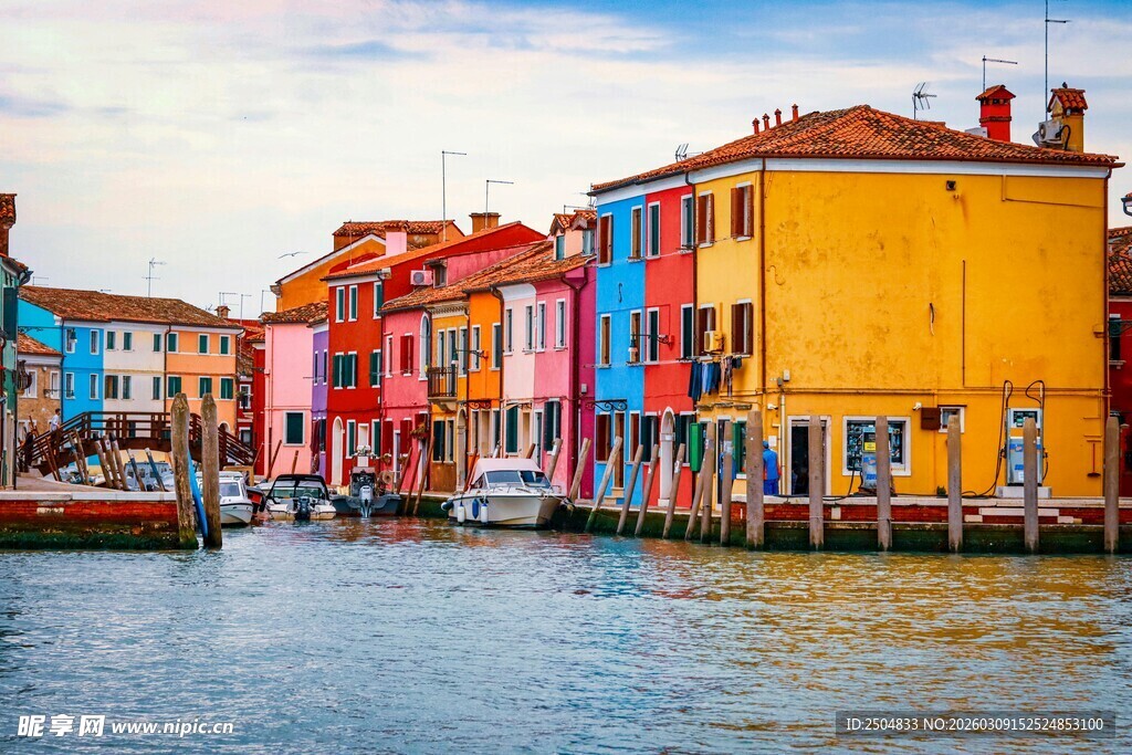 彩色临水建筑风景