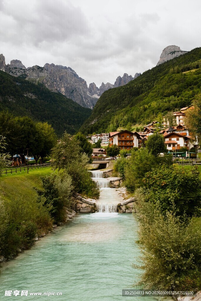 山间溪流旁的美丽村落