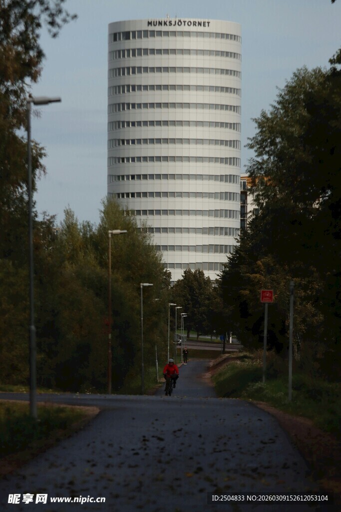 城市道路旁的现代高楼