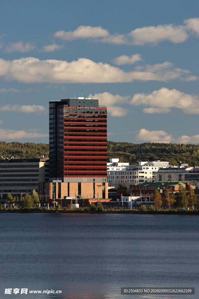 湖畔高楼与城市天际线