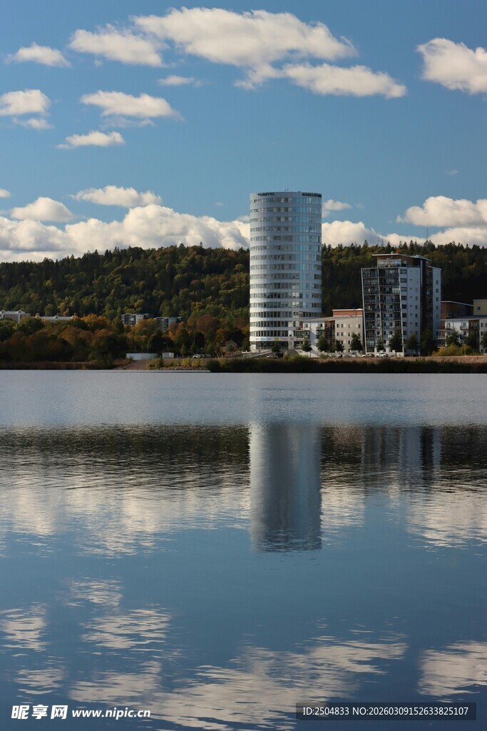 湖畔现代建筑的天际倒影