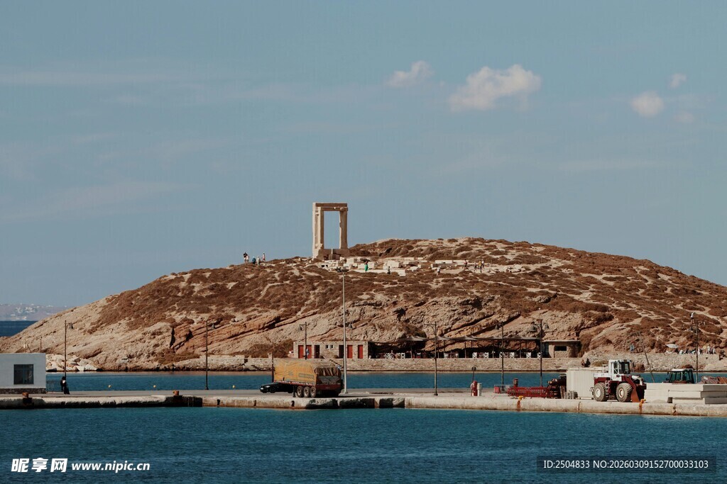 海边孤丘与建筑景观