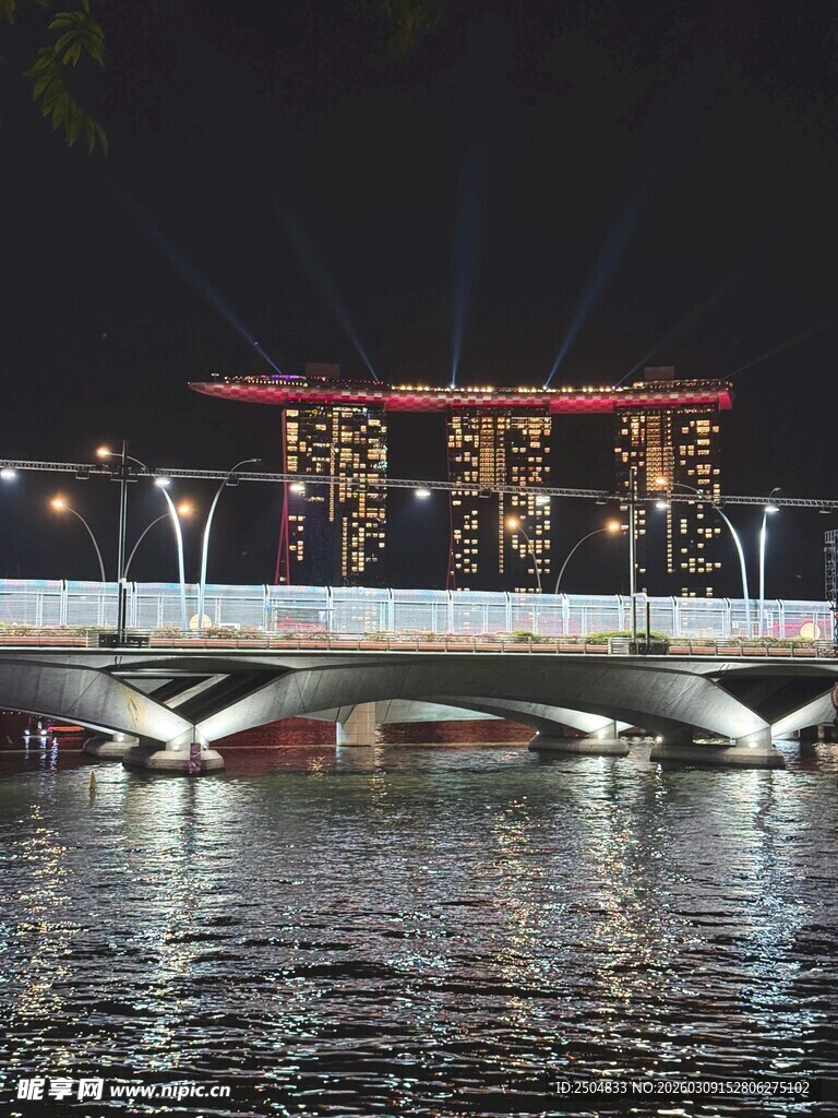 夜晚河畔的璀璨桥梁景观