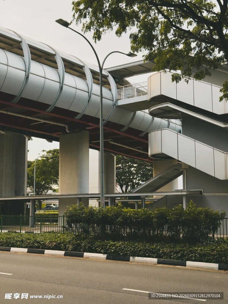 城市中的现代化过街天桥