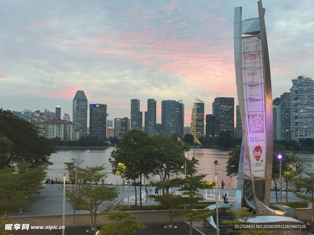 城市河畔的绚丽建筑景观