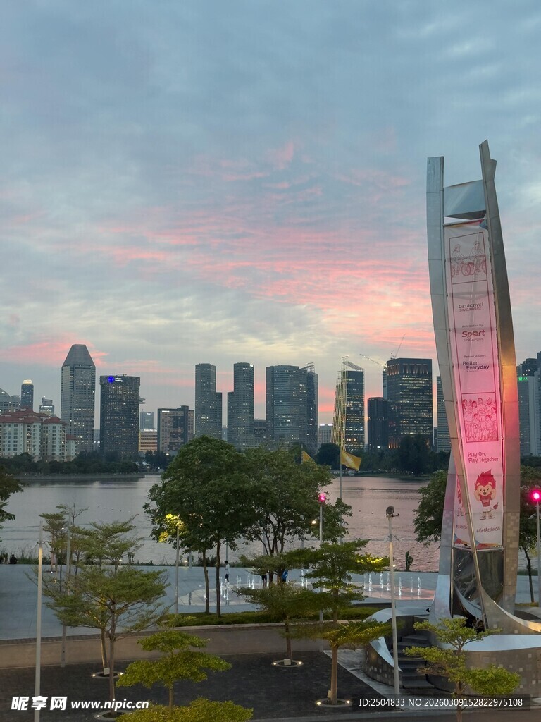 城市河畔黄昏建筑美景