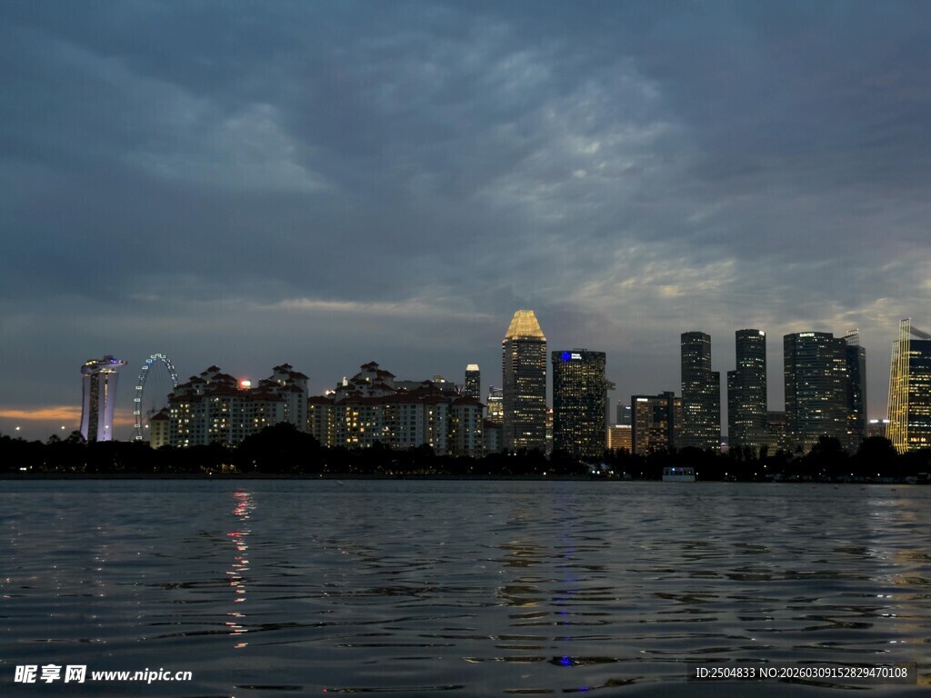 城市湖畔暮色景观