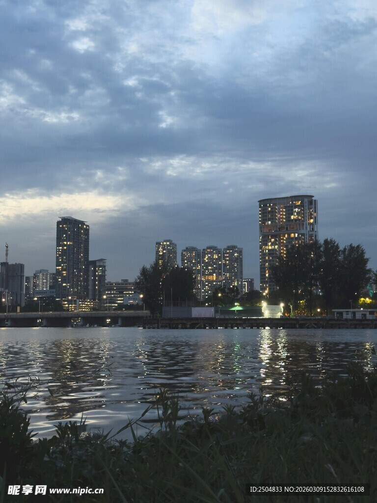 城市湖畔黄昏美景
