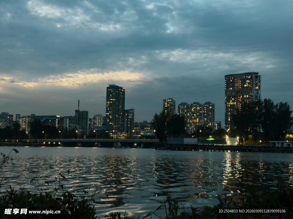 城市湖畔暮色景观