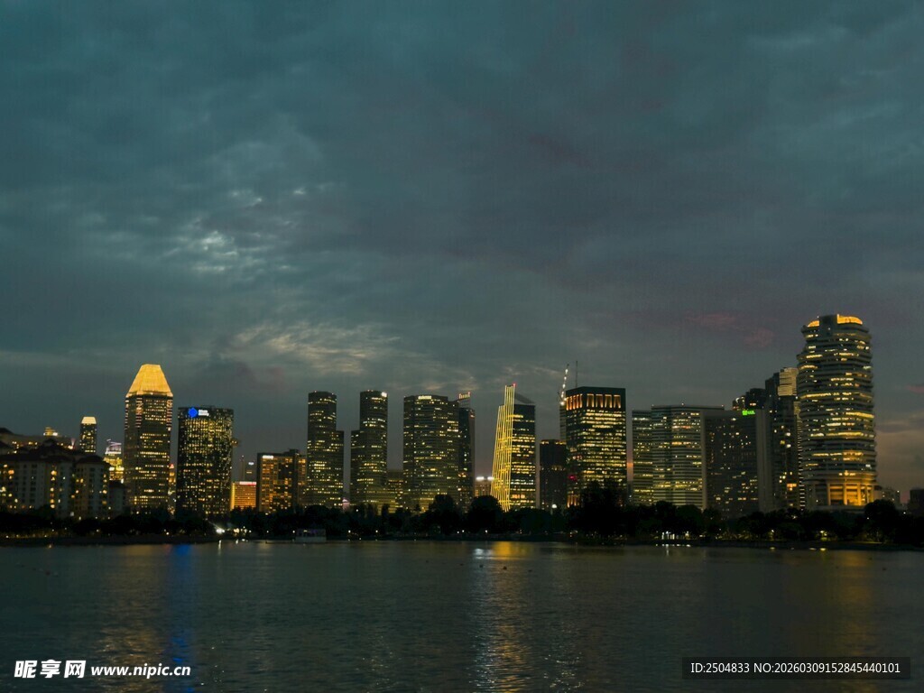 夜幕下的城市滨水风光