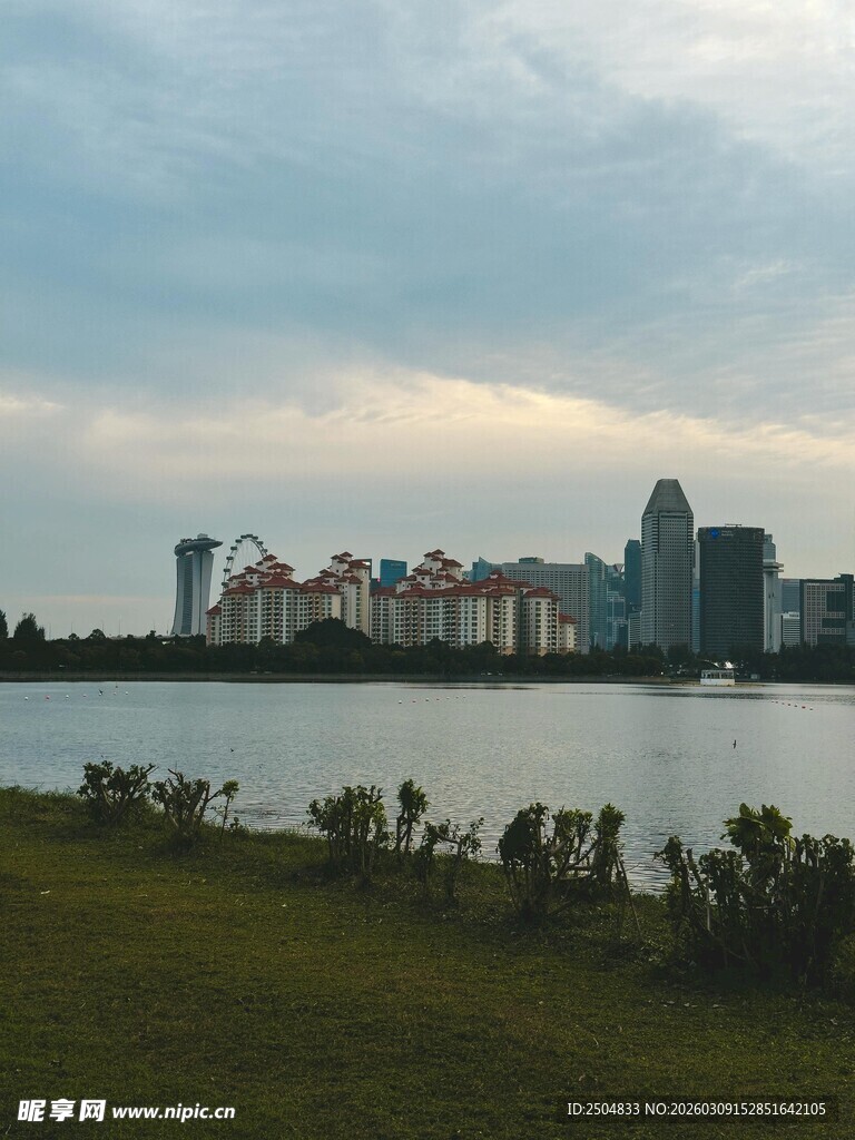 湖畔城市风光
