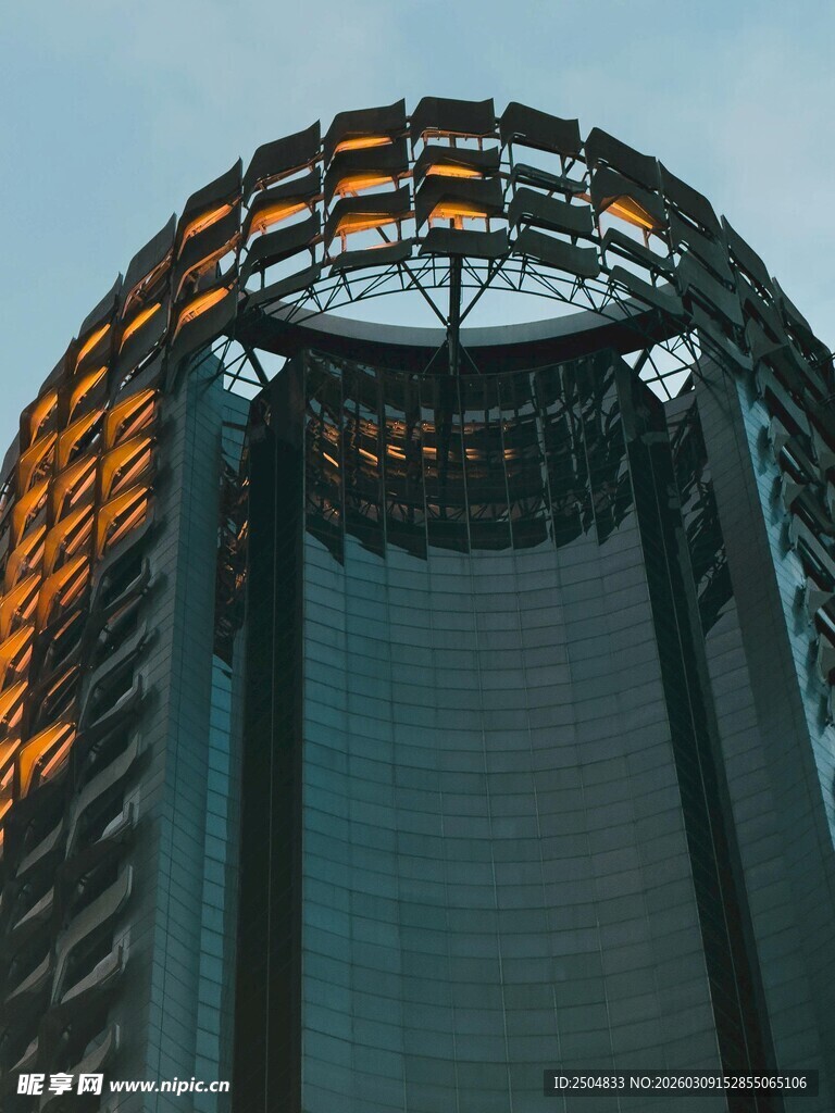 摩天大楼顶部独特建筑结构