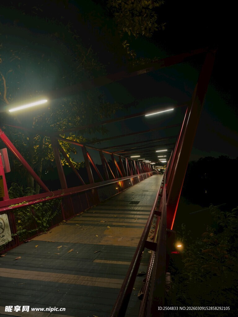 夜晚红桥的静谧景致