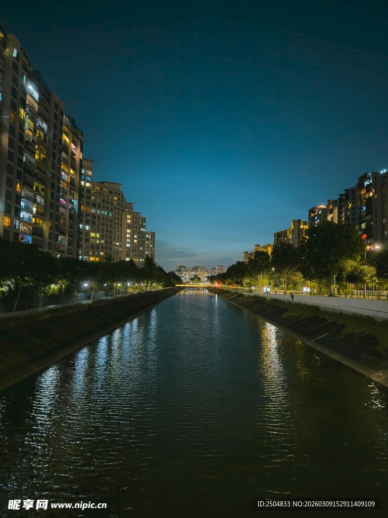 城市河畔夜景