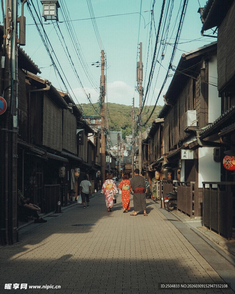 日本传统街巷中的行人