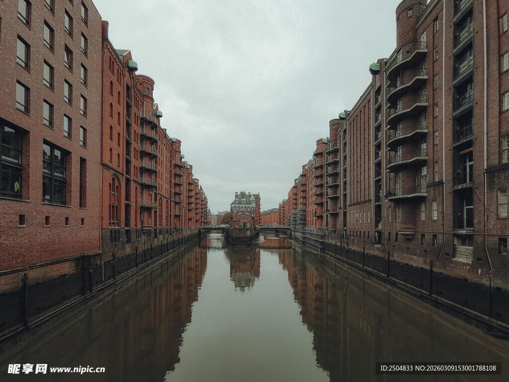 河畔红砖建筑景观