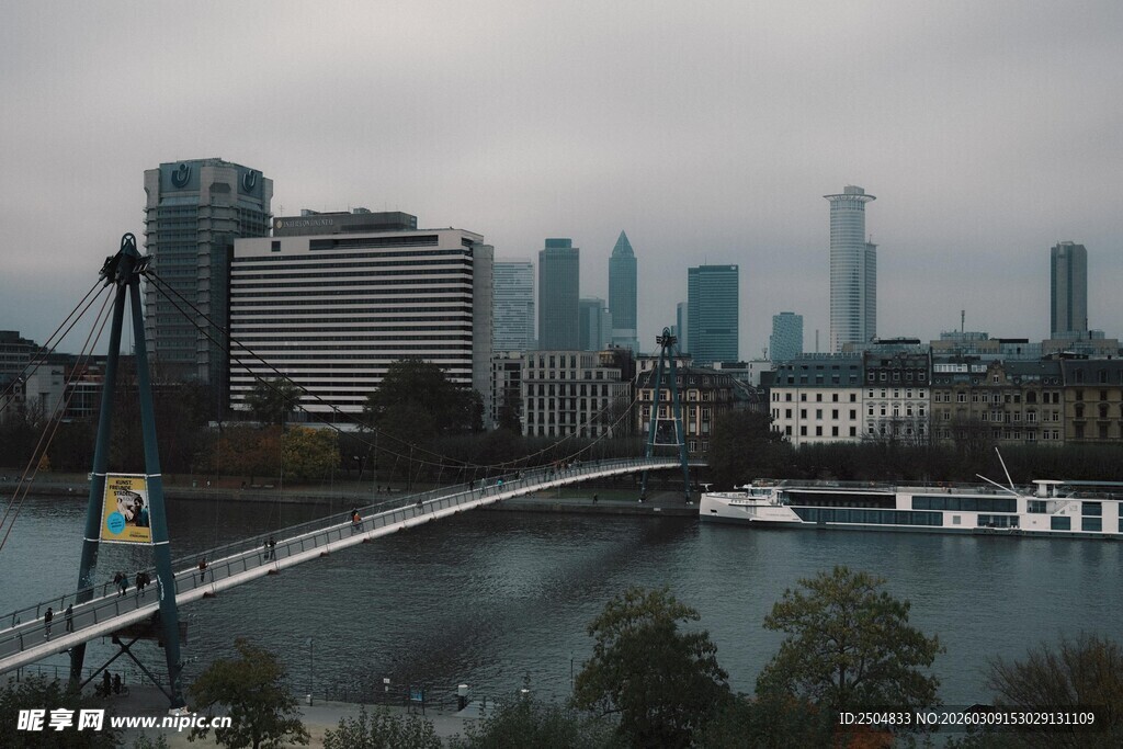 城市河畔桥梁与高楼景观