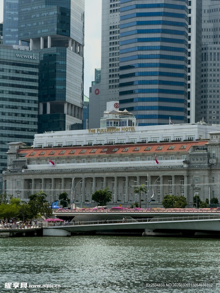 新加坡河畔的现代与古典建筑