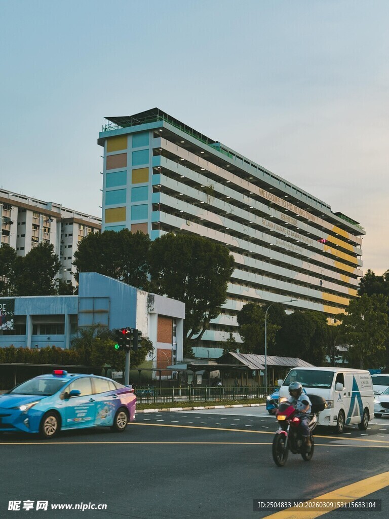 城市街道旁的多彩建筑景观