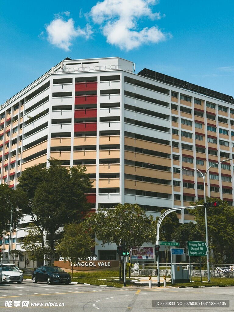 多层彩色建筑外观