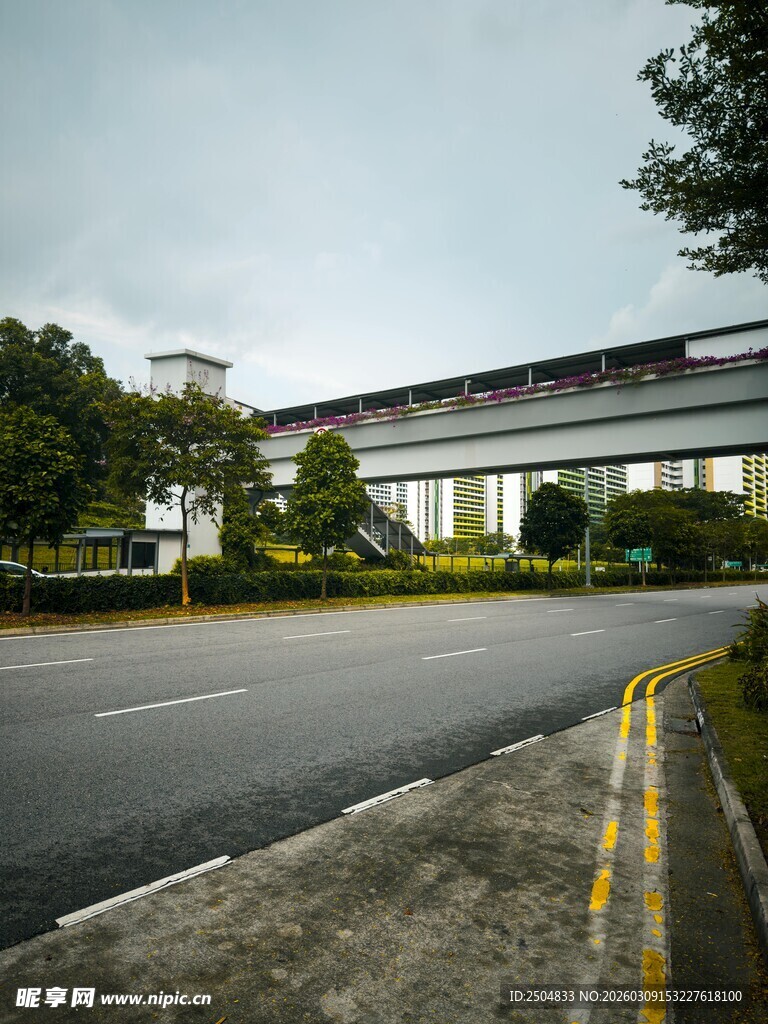 现代建筑旁的宽阔道路