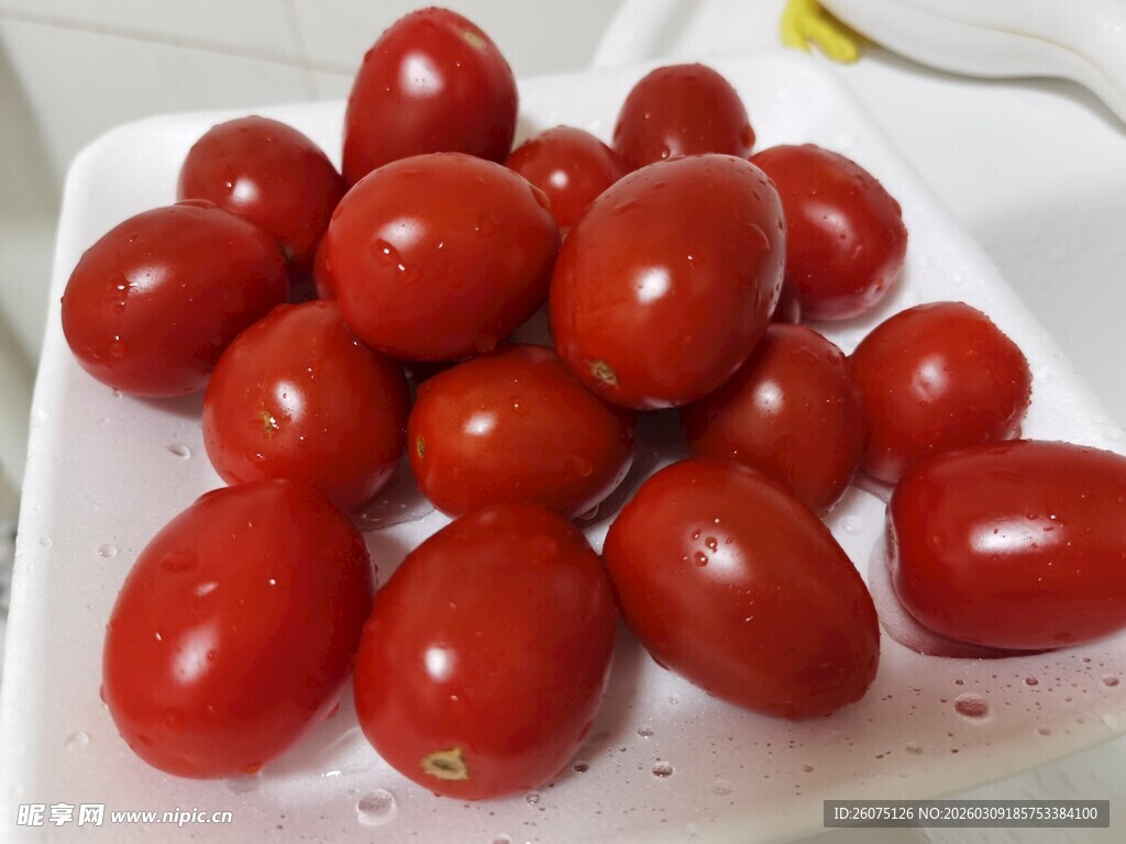 新鲜圣女果色泽诱人