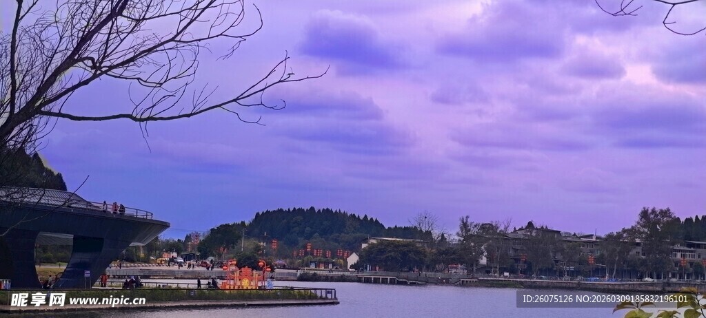 湖畔暮色美景