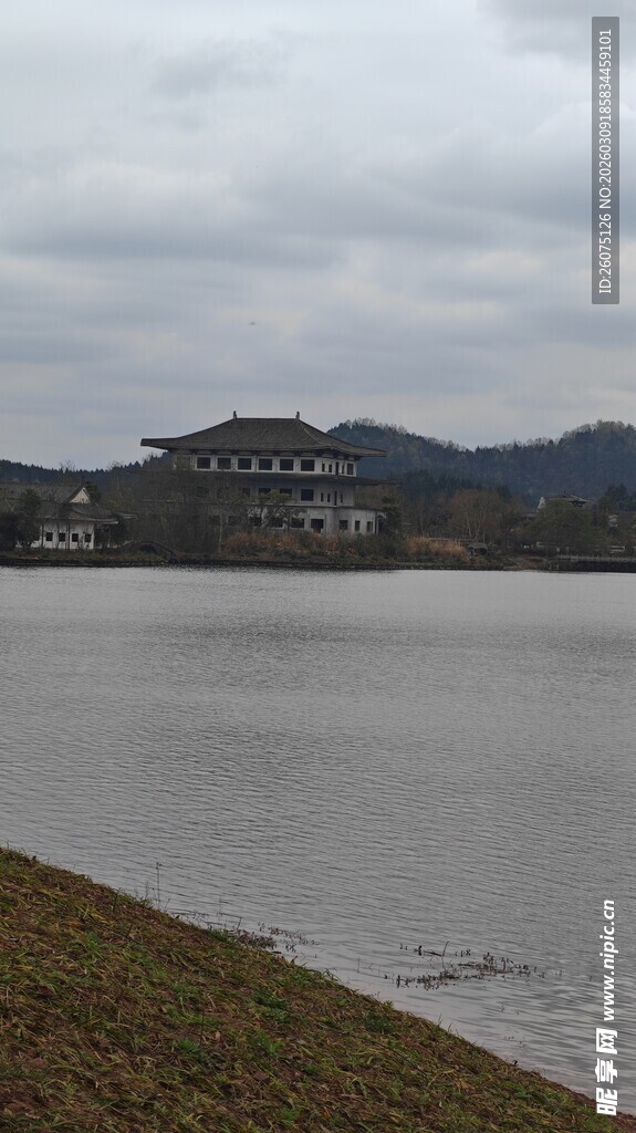 湖畔景致远处古建筑与山水