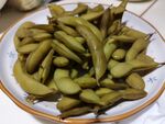 一盘鲜嫩的水煮毛豆
