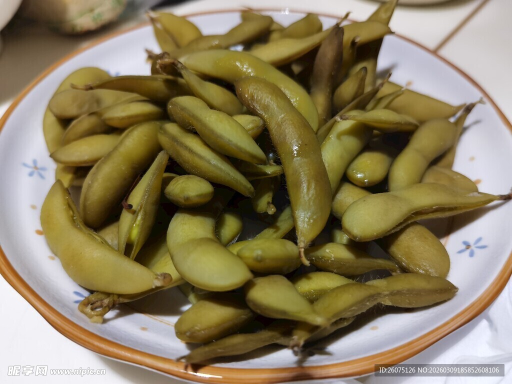 一盘鲜嫩的水煮毛豆