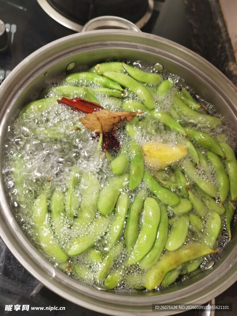 锅中煮着鲜嫩毛豆